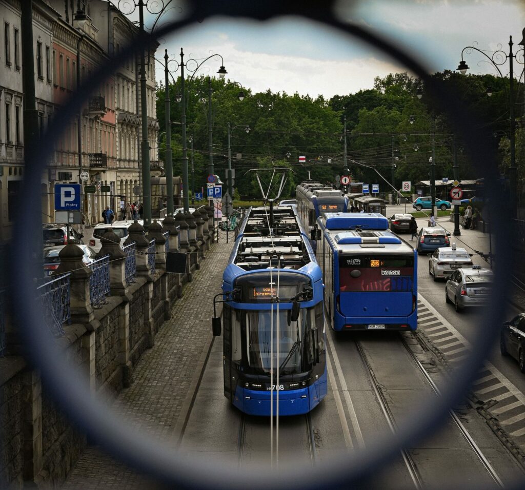 Tramwaj i autobus komunikacji miejskiej na ulicy w centrum Krakowa, wzdłuż Plant
