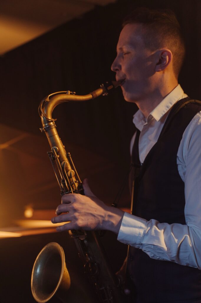 Saxofonist bei einem Jazzkonzert im warmen Bühnenlicht